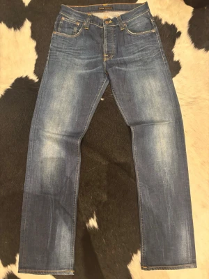 Nudie Jeans Average Joe - Tja, säljer nu dessa väldigt snygga Nudie Jeansen Average Joe.| Byxorna är i väldigt bra skick.| Storleken på byxorna är i W31 och L32.| Bara att höra av er vid frågor eller funderingar.| 