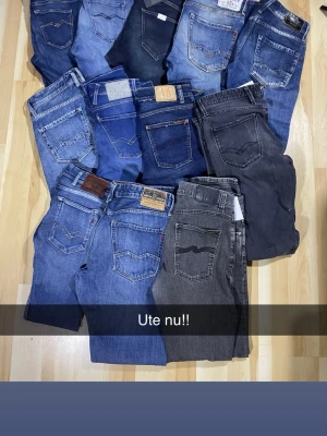 Flera par jeans i olika blå nyanser - Säljer ett gäng snygga jeans i olika blå och svarta tvättar, flera med klassiska detaljer som kontrastsömmar och läderpatch. Märken som Levi's och Nudie syns bland jeansen. Perfekta för dig som gillar tidlös och avslappnad stil. Alla är i denim och har raka eller smala ben.