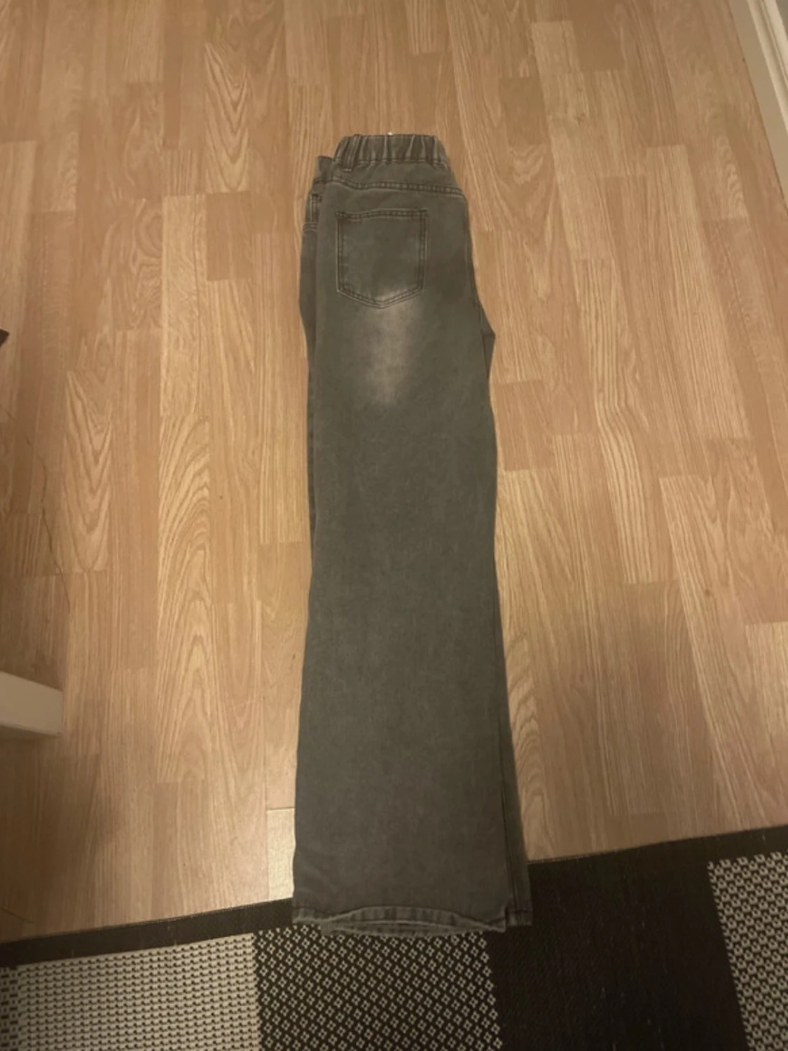 Grå raka jeans med vintagekänsla - 3