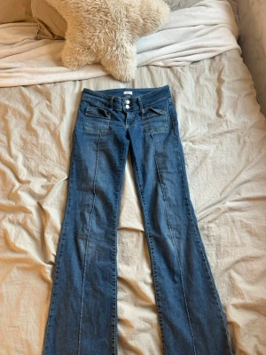 Nelly jeans💘 - Ett par jeans från Nelly i storlek 38💘byxorna är välanvända och har därför slitningar och en lös lapp baktill💘