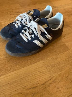 Adidas Samba mörkblå sneakers - Klassiska Adidas Samba sneakers i mörkblå mocka och läder. Riktigt feta. Storleken är 44