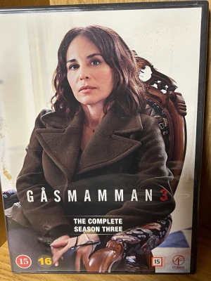 Gåsmamman Säsong 3 DVD-box - Gåsmamman säsong 3 på DVD, komplett box med hela tredje säsongen av den populära svenska kriminalserien. Omslaget har en bild på huvudkaraktären och baksidan visar flera av seriens karaktärer. Perfekt för dig som gillar spänning och drama.