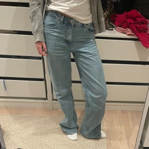 Ljusblå baggy/straight jeans  - Säljer ett par ljusblå jeans med klassisk femficksmodell med raka/ baggy ben. 