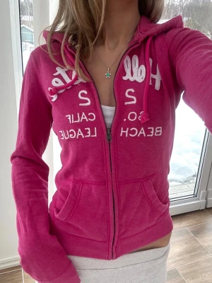 Hollister zip - En zip från Hollister i storlek XS. Jag fraktar inom 24h, frakt med PostNord prioriteras. Se liknande plagg i min profil!