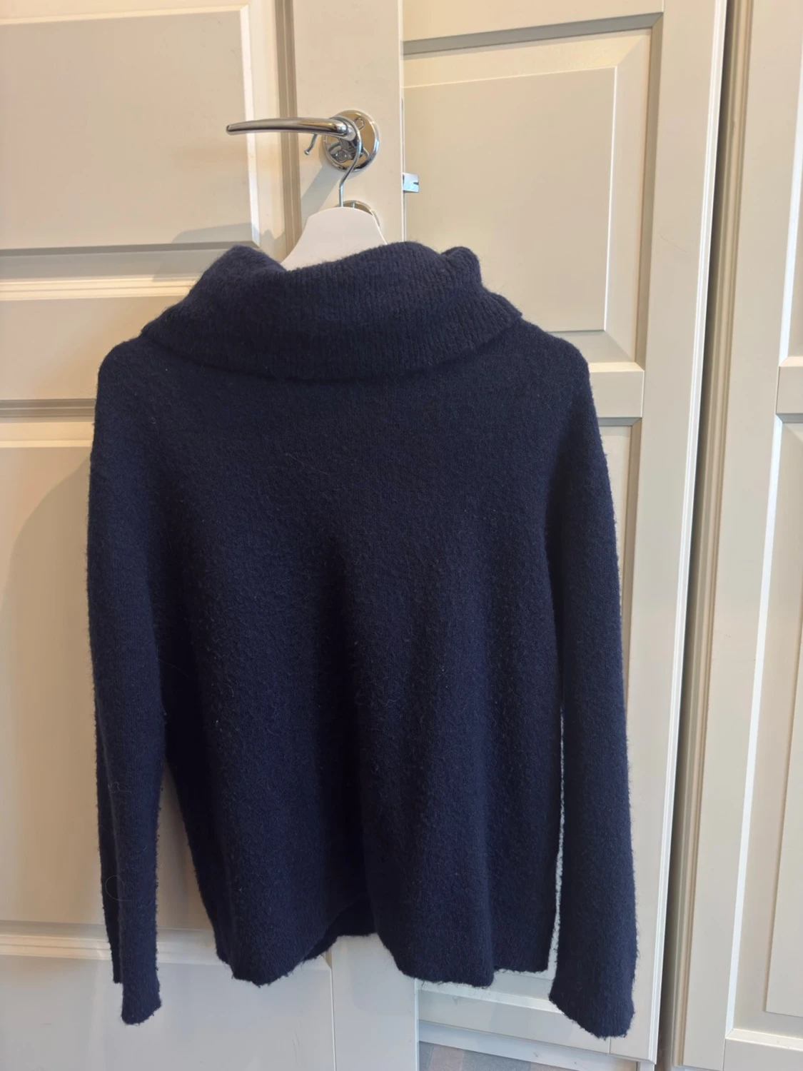 Mörkblå stickad tröja Soaked in Luxury