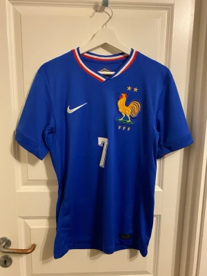 Frankrike matchtröja 2024-2025 - Köptes från Frankrikes fan shop i Frankrike.Är i mycket bra skick och är använd ungefär 10 gånger.På baksidan är det nummer 7 med namnet Dembele