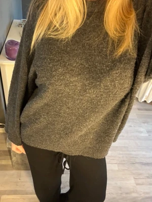 Mörkgrå stickad tröja - Säljer en mysig mörkgrå stickad tröja med en lite oversize passform. Tröjan är från lager 157 och i storlek S💗