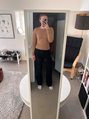 Beige tröja med guldknappar  - Beige tröja med guldknappar. Passar mer som s 