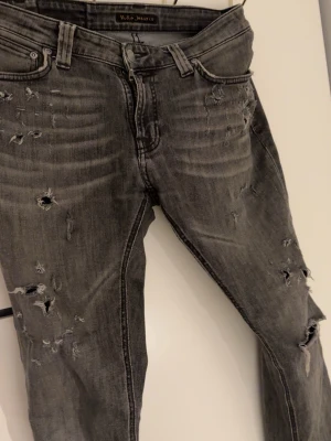 Gråa nudies - Snygga nudie jeans med unik design, schysta för våren. Skriv lm du är intresserad 
