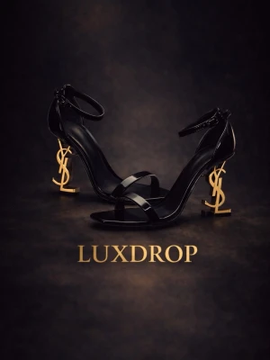 YSL klackar  - Säljer ett par ikoniska svarta Saint Laurent Opyum pumps i lackat läder med tunna remmar och öppen tå. Klackarna är i guld med YSL-loggan som statement. Snygg ankelrem med spänne för extra support. Perfekta för dig som vill sticka ut.