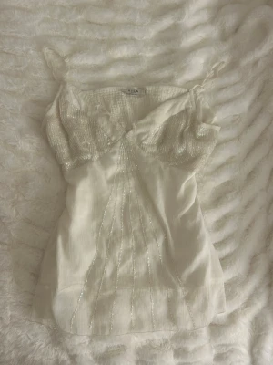 Festtopp - Så fin topp med små broderade pärlor!