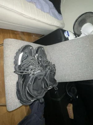 Svarta Balenciaga Track sneakers - Säljer ett par svarta Balenciaga Track sneakers med chunky sula och flera lager mesh och syntetmaterial. Skorna har vita och grå detaljer, reflekterande partier och tydlig branding på sidan och hälen. Snygga snörningar och sportig vibe. Ingen box 