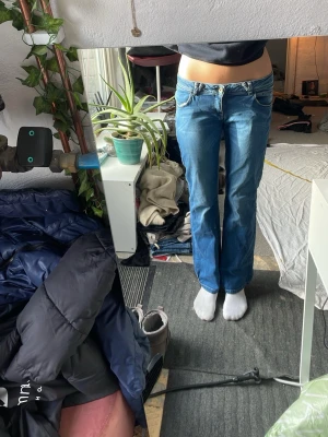 Lågmidjade jeans - Bra skick, lite urtvättade. Mått: midjemått rakt över 40 + stretch grenhöjd 20,5 benöppning 22 innerbenslängd 79cm❤️
