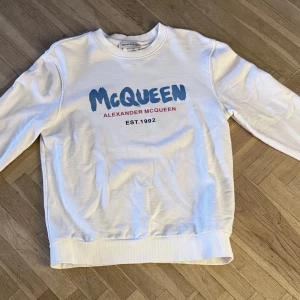 Alexander McQueen tröja - Säljer nu denna grymt snygga Alexander McQueen tröjan i strl S-M. Den är använd kanske 5 gånger så den är i nyskick och färgen är vit. Bara att skriva ett DM vid intresse!