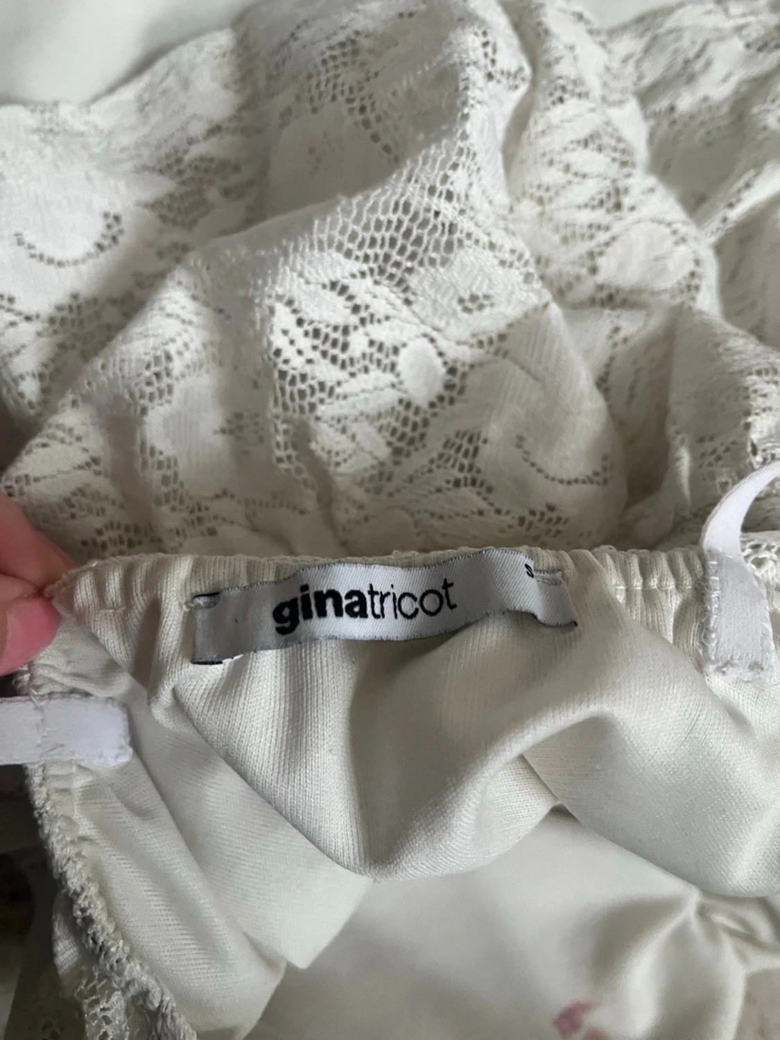 Vit spetspeplumtopp med smala band - 2