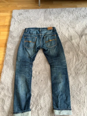 Nudie selvage  - Säljer ett par feta Nudie jeans i modell thin finn i mycket bra sick med snygga fades i storleken w31 L34