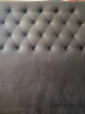 Grå sänggavel - Sänggavel i sammet till en 120 säng. Säljer då jag köpt en ny. djup: 10 höjd: 125 bredd: 120 Kan inte posta men går att hämtas vid enskede. Specifik adress ges vid upphämtning 