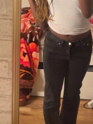 Svarta jeans - Weekday Twig jeans i svart. Storlek 25/30 (passar XS/S), Low/mid waist med lite straight fit. Väldigt smickrande passform och fint skick utan defekter. Säljs då de inte kommer till användning