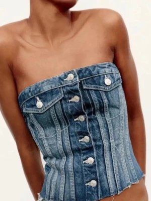 Jeans topp Zara - Jätte snygg trendig tubtopp i jeans som är helt perfekt till sommaren och fest!! Toppen är från Zara, super skick och i storlek XS🥰😇❤️