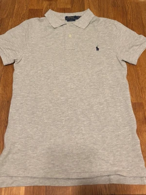 Ralph lauren pike - Säljer min Ralph lauren piké då den inte passar länge,nästan aldrig använd och är i storlek 14-16(passar 165-175cm typ