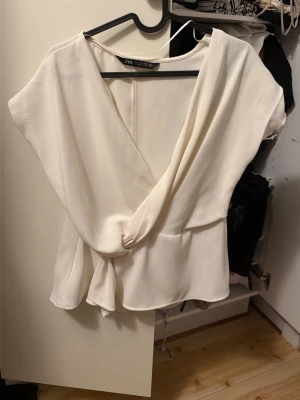 Topp - En fin festtopp från Zara. Den är använd några gånger men i bra skick. Enda som är är att den har gått upp i sömen på ena ärmen (jämför bild 1&2) men inget som märks tydligt när man har på sig den❤️ nypris 329