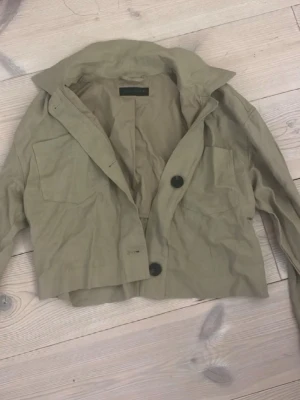 Grön kappa från Zara  - Säljer en grön kappa från Zara. Den är i mycket bra skick inga täcken på användning stolek S/36. 