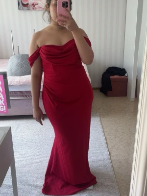 Balklänning - En perfekt fin och elegant balklänning eller beöllops gäst. Endast använd engång pris går att diskutera.