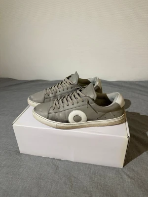 Grå Oliver Cabell skor - Gråa Oliver Cabell skor i storlek 42, skriv vid funderingar. Skolåda och dustbag ingår👌 