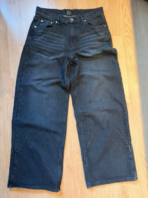 Baggy jeans Mobious - Svarta baggy jeans från Mobious. Baggy passform och enkla att matcha men nästan allt. Byxorna är sparsamt använda och i nyskick. Pris kan diskuteras