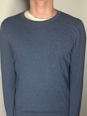 J.Lindeberg tröja - Säljer en riktigt snygg och trendig J.Lindeberg tröja i fint skick, storlek M men sitter som S, vid frågor är det bara att skriva //Gramenti