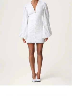 Vit blommig klänning från Adoore - Superfin vit klänning från Adoore i storlek 36, aldrig använd med prislapp kvar. 