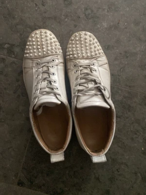 Vita sneakers med nitar från Louboutin - Säljer mina Loubs då jag vill ha andra till sommaren och dessa är inte jättemycket för mig. Hör av er om ni är intresserade. Är äkta 