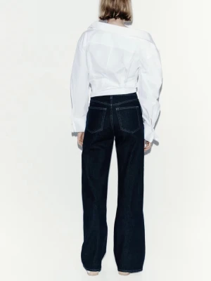 Straight leg 90s - Säljer ett par mörkblå jeans med raka ben. Jeansen har klassiska fem fickor och kontrastsömmar. Modell är 90s straight leg. . Storlek 34/ S. Säljer då dessa är för stora för mig 