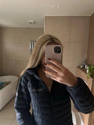 Svart dunjacka från Peak Performance - Mörkblå feminin peak performance jacka, orginal pris är 1799kr och är använd max 3-4 gånger.🥰