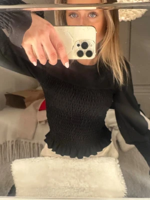 Svart topp Gina tricot - Jättefin topp/ blus från Gina kommer inte till använding 