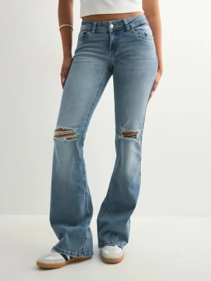 Lowwaist bootcut jeans med slitningar - Snygga ljusblå lowaist bootcut jeans med slitna detaljer. Jeansen har en broderad detalj på bakfickan och stängs med knapp och dragkedja. Lite slitna längst ner då de är lite för långa för mig💕