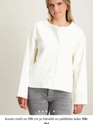 Vit stitch kofta med knappar och ficka - Vit stitch kofta köpt från kidsbrandstore för ungefär 630 kr. Märker är ryvls. Jackan är storlek 146/152 men passar en storlek större.(jag är 160 cm lång och den passar bra till och med om man är lite längre än det). Jackan är helt ny med prislapp kvar.💞