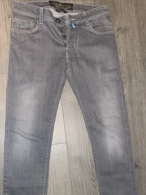 ljusgråa jacob cohen jeans - Knappt använda då ja köpte de för små. kom med bud!
