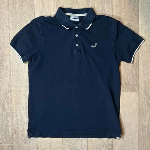 Jacob cohen pike - Säljer en riktigt snygg mörk blå Jacob cohen pike i storlek L. Ny pris runt 5000 mitt pris 799kr. Hör va er vid frågor. Mvh Luxery closet 😊