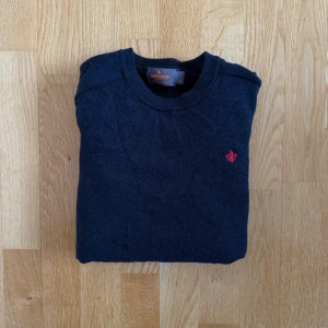 Morris ulltröja  - Säljer en sjukt nice mörkblå stickad Merino ulltröja ifrån Morris! Tröjan är i mycket bra skick förutom att den har krympt i tvätten och därav sitter ungefär som en Xs nu ist för M. Hör gärna av er vid frågor elr funderingar!!