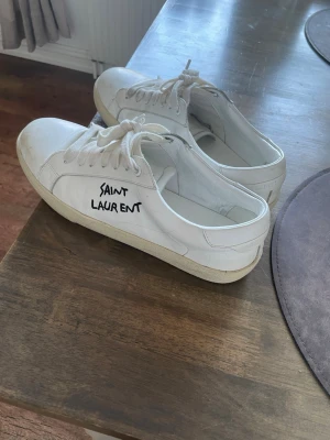 Vita saint Laurent skor  - Säljer ett par snygga saint Laurent skor i storlek 42 som är perfekt att ha just nu och framöver. In i dm om ni har mer frågor 