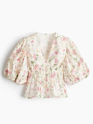 Blommig puffärm blus med v-ringning - Söt blus med puffiga trekvartsärmar och v-ringning. Blusen har ett jättegulligt blommönster i rosa, grönt och gult på vit botten samt smockad midja för en feminin siluett. Perfekt till våren eller sommaren💞