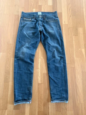 Selvage denim  - Selvage jeans från denim demon med en sällsynt selvage line och broderad design på bakfickor och framficka i storlek w30 l32 bara att höra av sig frågor 