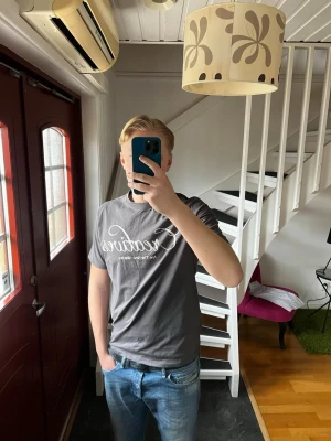 Mörkgrå t-shirt Creatives  - Tröjan är köpt från HM