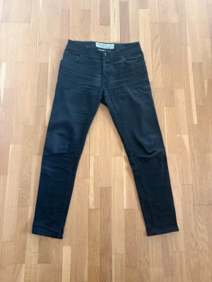 Jacob cohen jeans - Svart jeans från Jacob cohen vid fråga är det bara att höra av sig