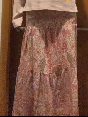 Mönstrad kjol - Lång volangkjol i rosabeige mönster från Quinte. Perfekt för sommarn! Nypris:599kr