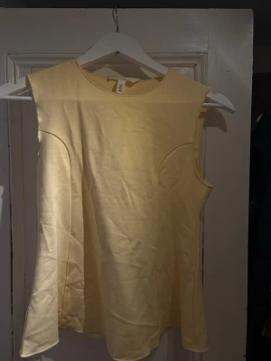 Ljusgul ärmlös topp från H&M - Köpt för 180kr aldrig använd 