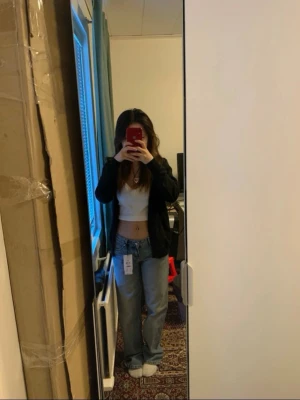 Blåa loose fit jeans från Gina Tricot - Säljer ett par blåa loose fit jeans från Gina Tricot med hög midja och raka ben. Jeansen har klassisk femficksdesign och är tillverkade i denim. Perfekt för dig som gillar en avslappnad och trendig look. Har använts två gånger priset kan kommuniceras om 