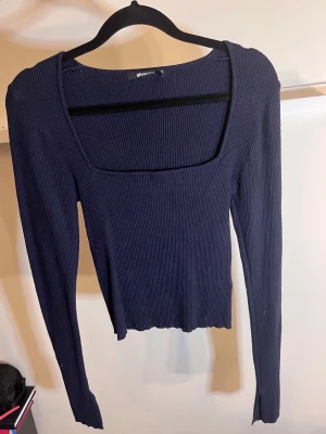 Mörkblå  topp M - Trendig mörkblå ribbad topp från Gina Tricot med lång ärm och fyrkantig ringning. Använd få gånger