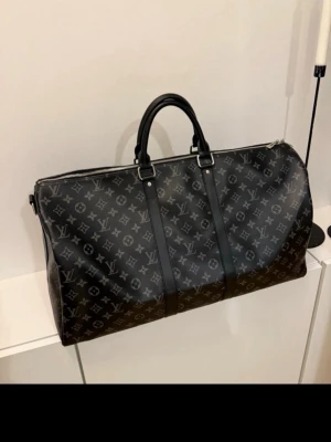 Louis Vuitton keepall 55 bandoulière  - Louis Vuitton keepall 55 bandoulière. Iprincip helt ny använd otroligt lite! Axelrem och kvitto medföljer med väskan! Kvitto kan du även se på näst sista bilden. Skicka ett meddelande om du har några frågor! Pris kan diskuteras vid snabb affär!